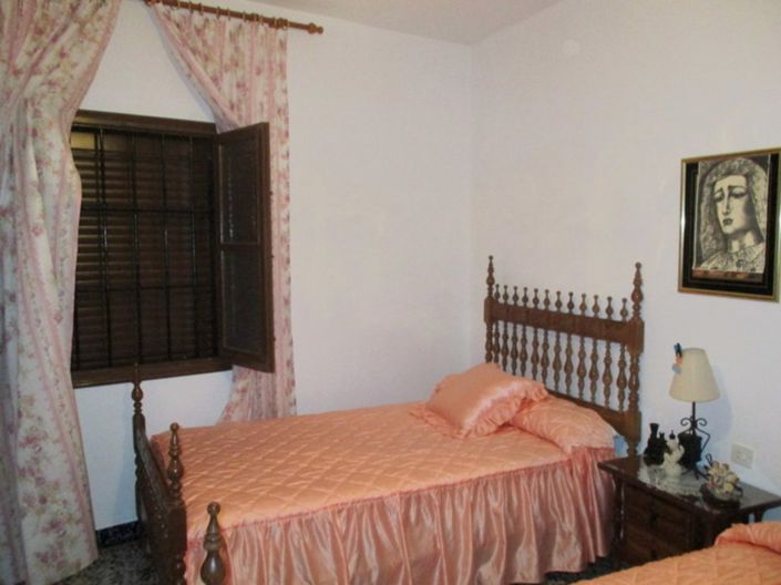 Image No.10-4 Bed Townhouse for sale