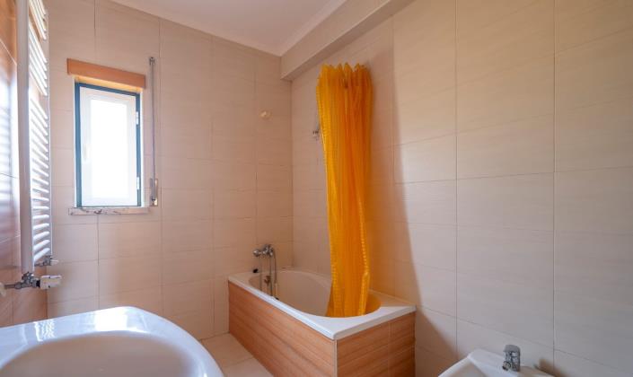 Image No.20-4 Bed House for sale