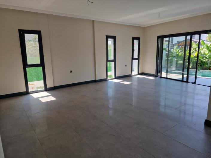 Image No.16-4 Bed Mansion for sale