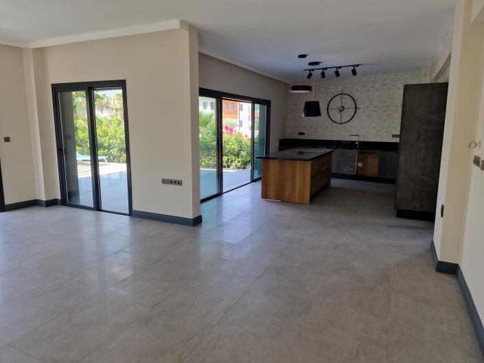 Image No.4-4 Bed Mansion for sale