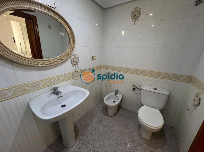 Image No.25-4 Bed Flat for sale