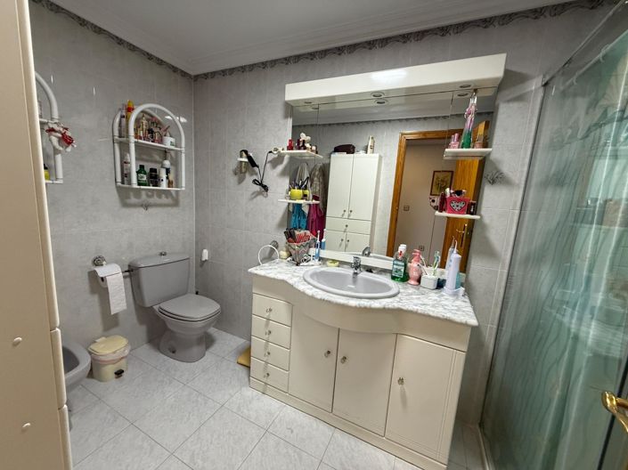 Image No.35-4 Bed Flat for sale