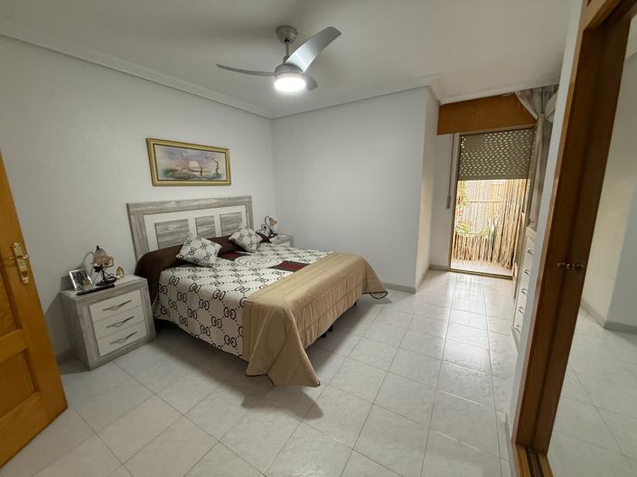 Image No.43-4 Bed Flat for sale