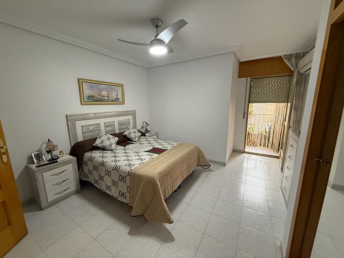 Image No.44-4 Bed Flat for sale