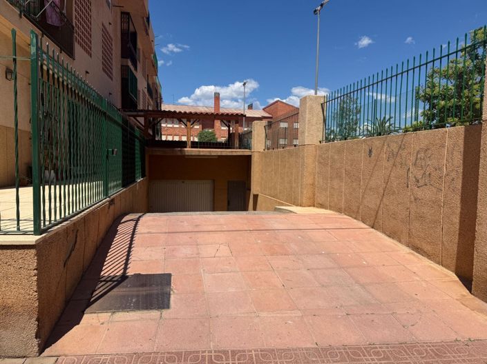 Image No.8-4 Bed Flat for sale