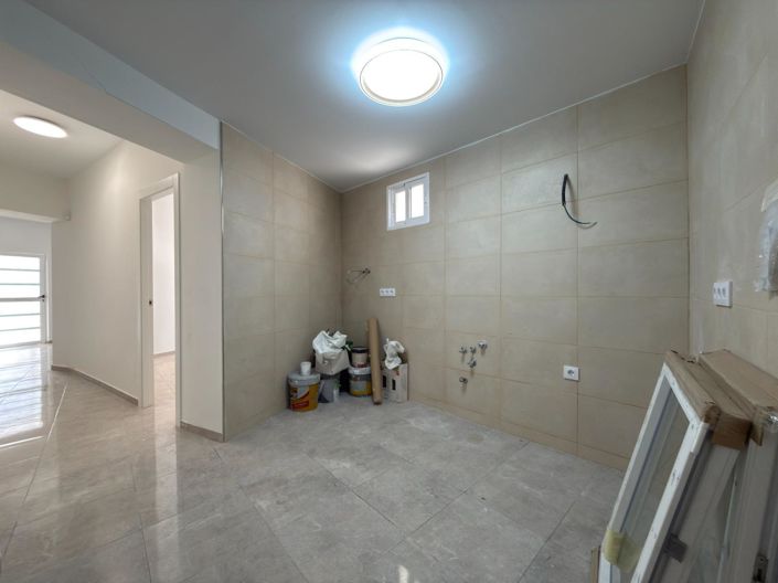 Image No.8-2 Bed House for sale