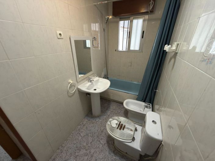 Image No.43-4 Bed Flat for sale