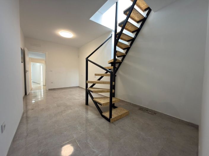 Image No.15-2 Bed House for sale