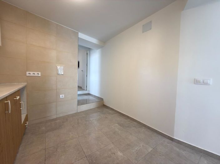 Image No.8-2 Bed House for sale