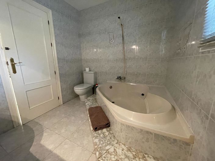 Image No.17-3 Bed Flat for sale