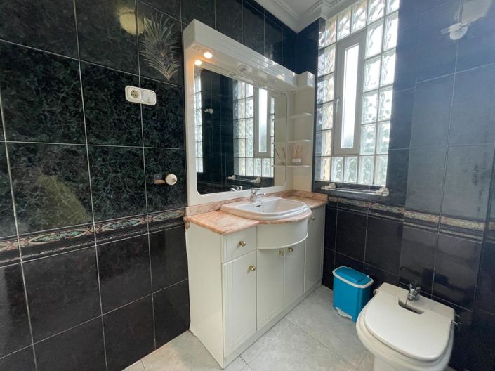 Image No.21-3 Bed Flat for sale