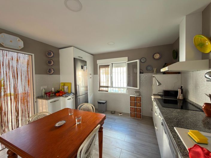 Image No.24-4 Bed Townhouse for sale