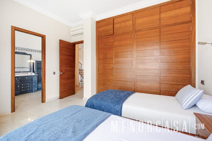 Image No.37-5 Bed Villa / Detached for sale