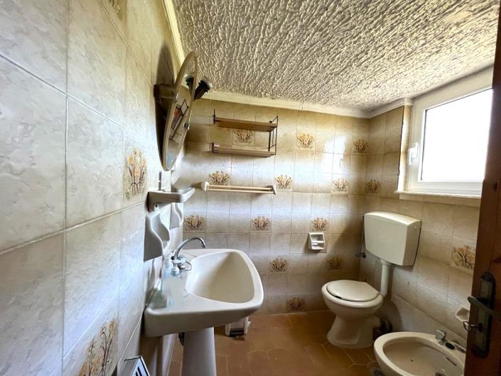 Image No.12-2 Bed House for sale