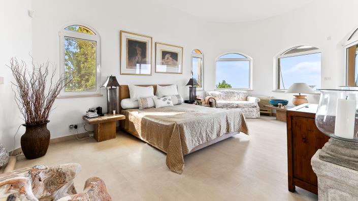 Image No.8-4 Bed Villa / Detached for sale