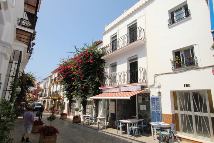 Image No.1-4 Bed House for sale