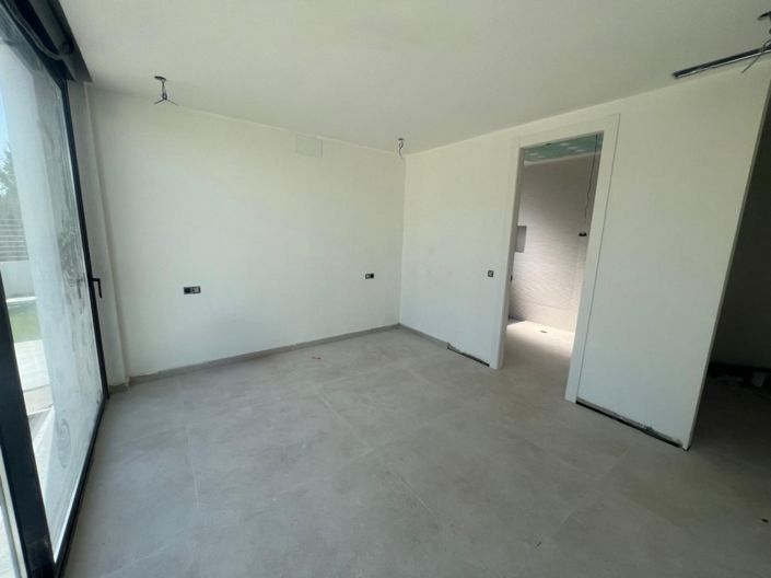 Image No.14-5 Bed Villa for sale