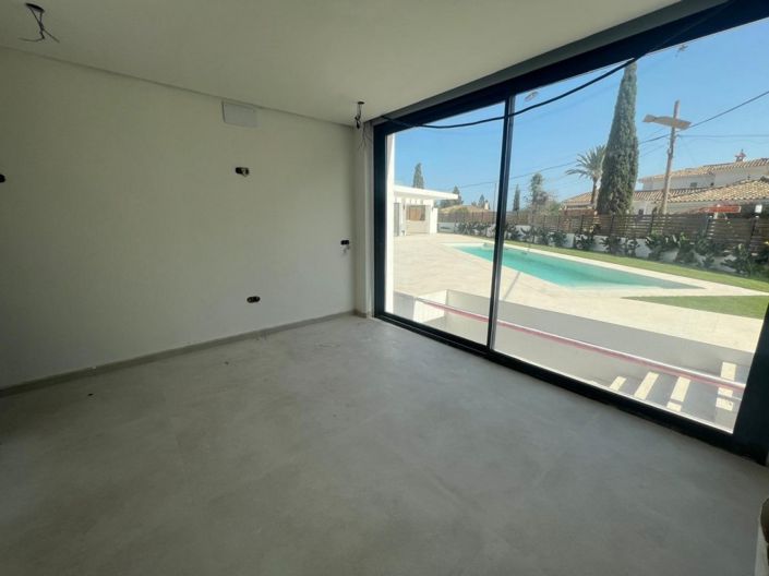 Image No.3-5 Bed Villa for sale