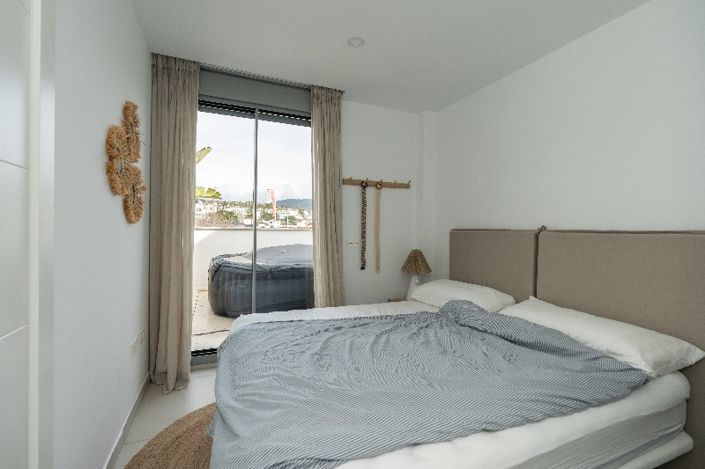 Image No.12-3 Bed Property for sale