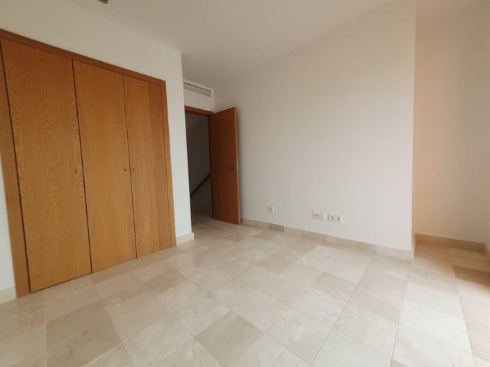 Image No.16-4 Bed Townhouse for sale