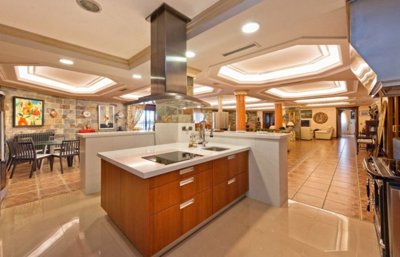 Kitchen 1JPG