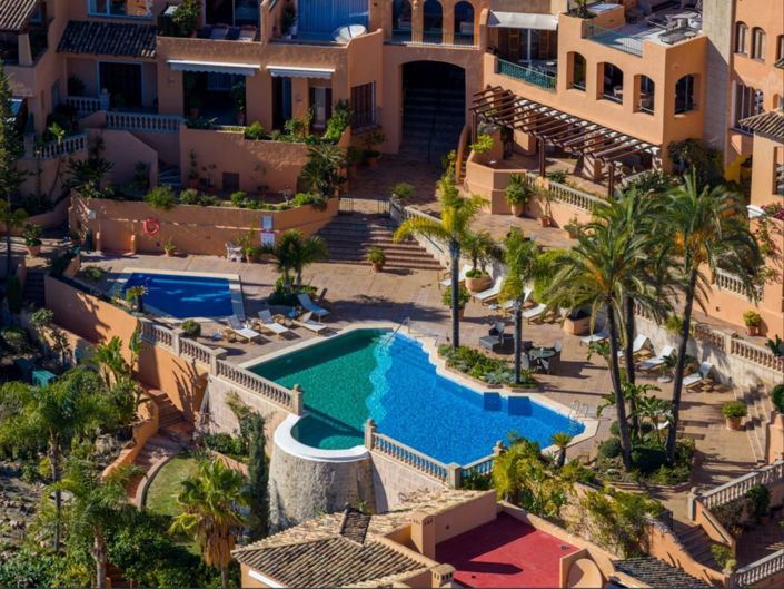 Image No.4-4 Bed Property for sale