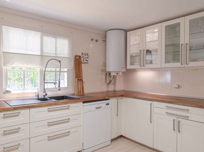 Image No.10-6 Bed Property for sale