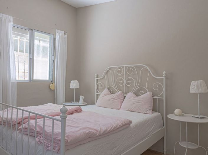 Image No.12-6 Bed Property for sale