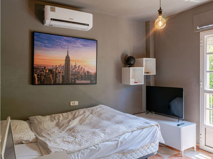 Image No.15-6 Bed Property for sale