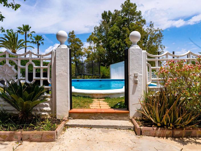 Image No.16-6 Bed Property for sale