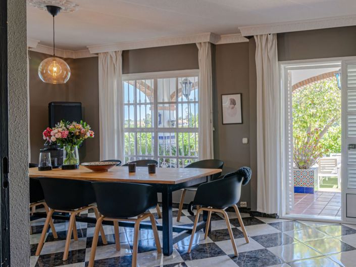 Image No.5-6 Bed Property for sale