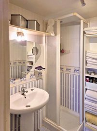 Bathroom 1-1