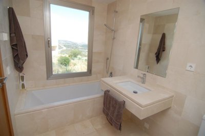 ensuite bathroom 2