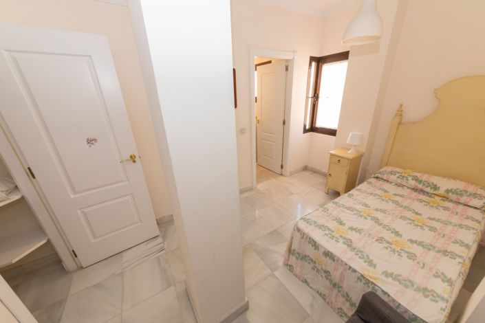 Image No.8-5 Bed Property for sale