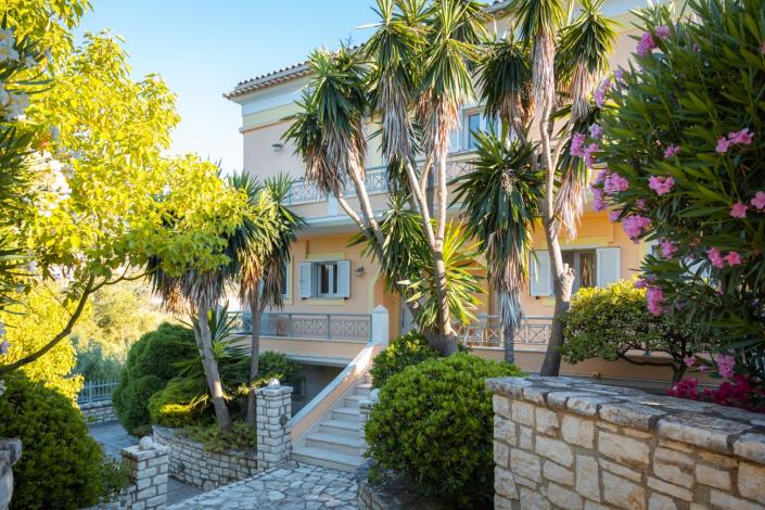 Image No.1-Maison de 5 chambres à vendre à Agios Georgios