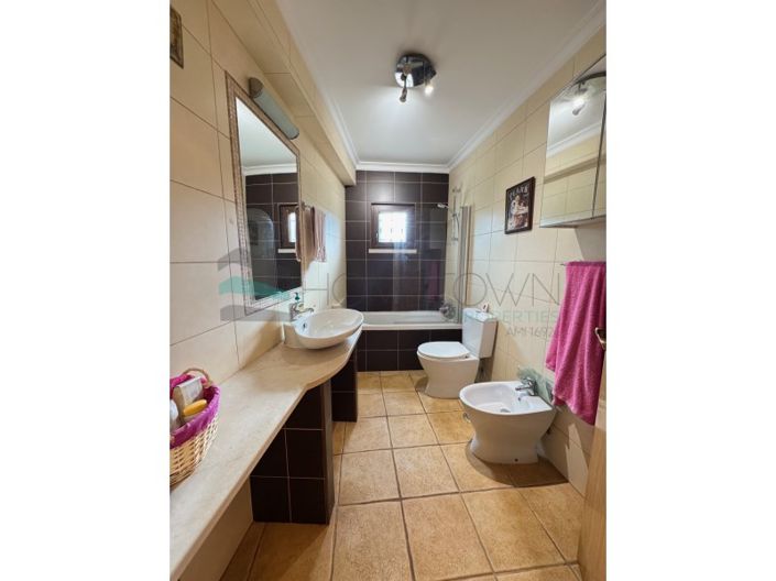 Image No.12-3 Bed House for sale