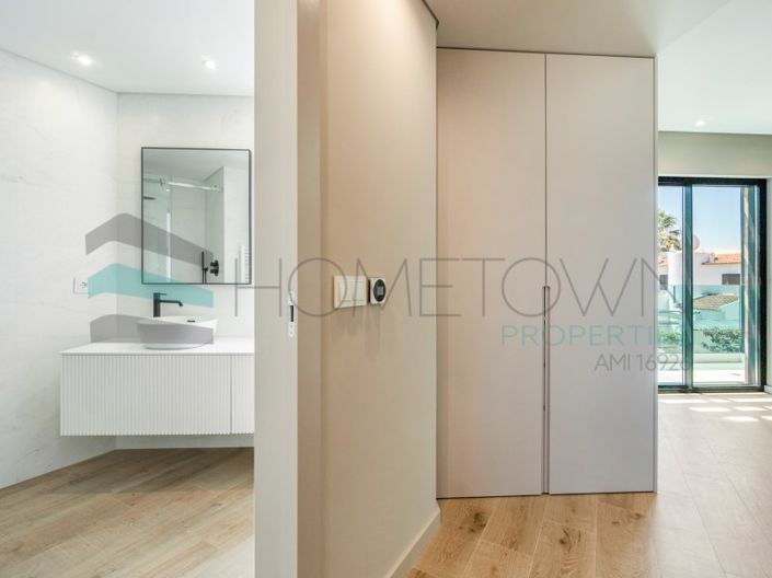 Image No.30-4 Bed House for sale