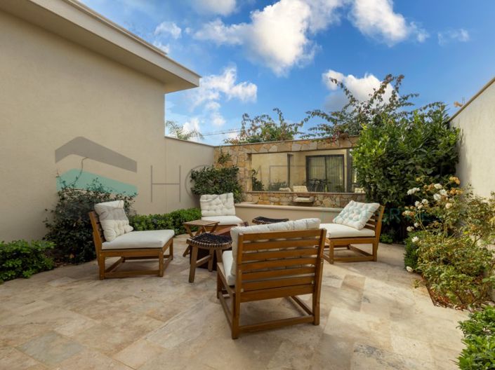 Image No.4-4 Bed House for sale