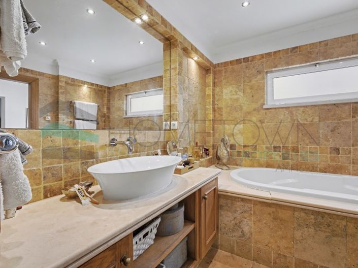 Image No.25-4 Bed House for sale