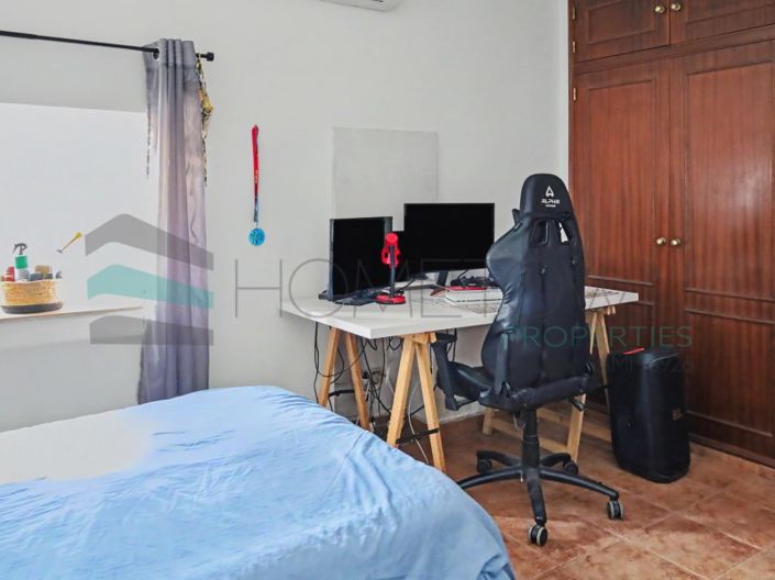 Image No.18-3 Bed House for sale