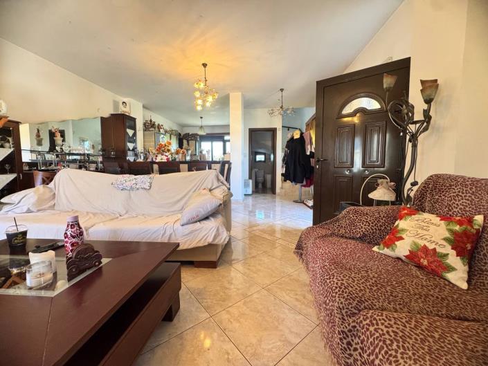 Image No.18-3 Bed House for sale