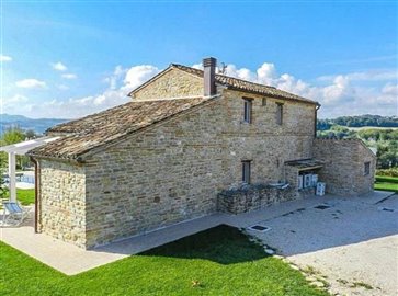 ima27215-2018-10-farmhouse-monte-vidon-corrado-marche-09-1-758x564