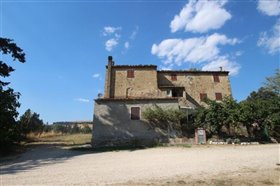 Image No.0-8 Bed Farmhouse for sale