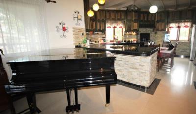 Blue-maho-villa-kitchen-dining-real-estate-pinnacle-real-estate-1240x720