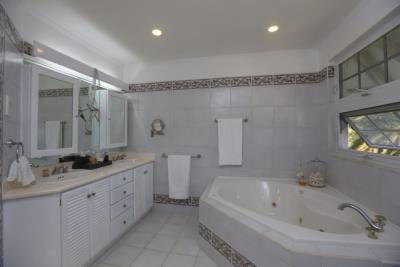 Pinnacle-real-estate-saint-lucia-villa-Somilar-bathroom2