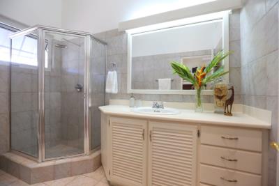 Pinnacle-real-estate-saint-lucia-villa-Somilar-bathroom