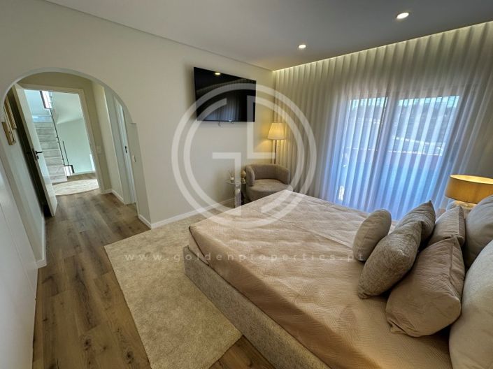 Image No.17-4 Bed House for sale