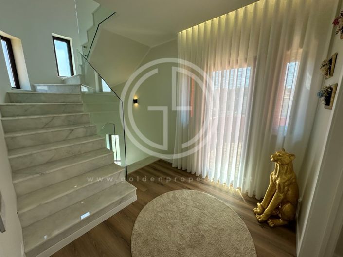 Image No.20-4 Bed House for sale