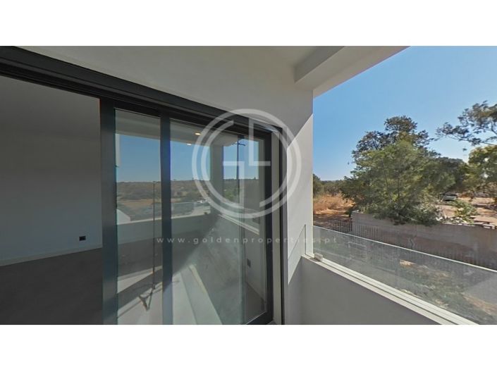 Image No.100-5 Bed House for sale