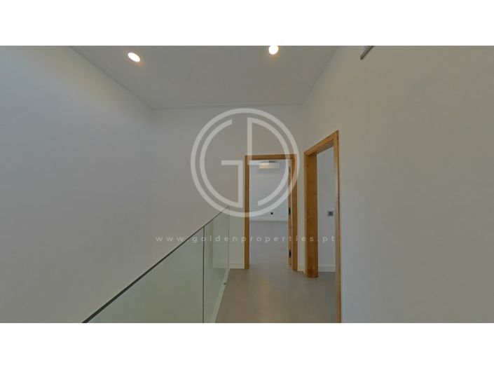 Image No.105-5 Bed House for sale